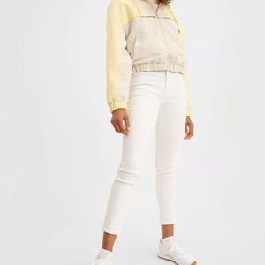 NWT Levi's 721 White High-Waisted Skinny Jeans!